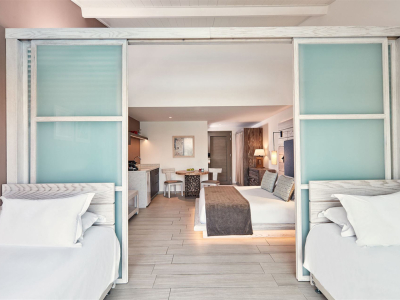  atlantica-mare-village-ayia-napa-family-room-partition-swimup-