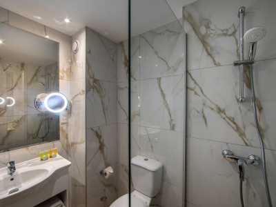  DELUXE ROOM SHOWER