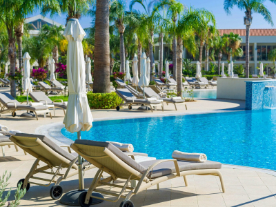  olya_pools_relaxing_1