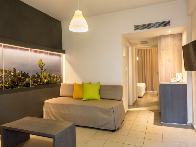  Family Room Gardens