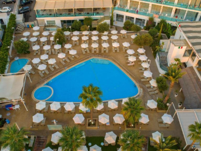  Pool 2 - outdoor
