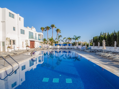  Outdoor swimming pool