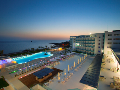  KING EVELTHON BEACH HOTEL