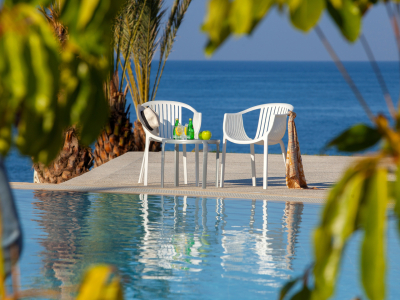 KING EVELTHON BEACH HOTEL