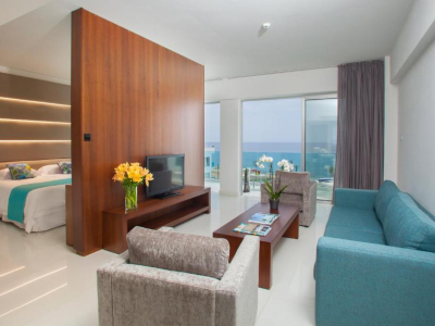  KING EVELTHON BEACH HOTEL