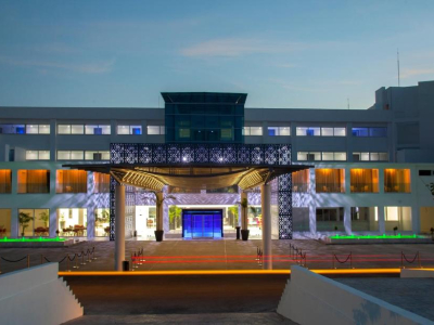  KING EVELTHON BEACH HOTEL