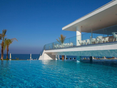 KING EVELTHON BEACH HOTEL