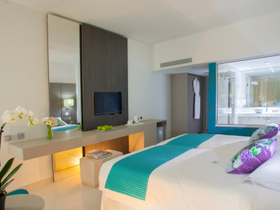  KING EVELTHON BEACH HOTEL