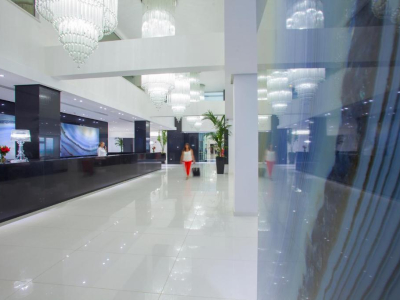  KING EVELTHON BEACH HOTEL