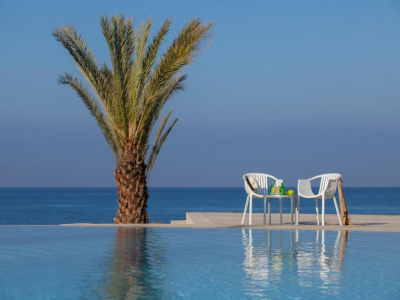  KING EVELTHON BEACH HOTEL