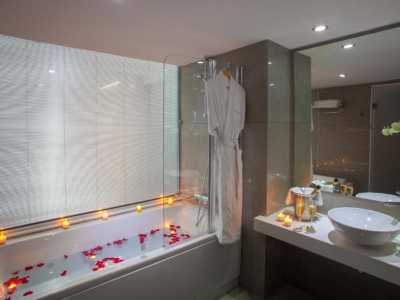  KING EVELTHON BEACH HOTEL