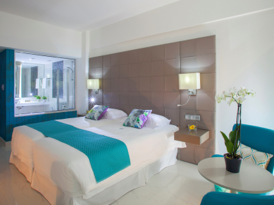 KING EVELTHON BEACH HOTEL