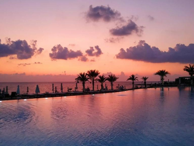  KING EVELTHON BEACH HOTEL