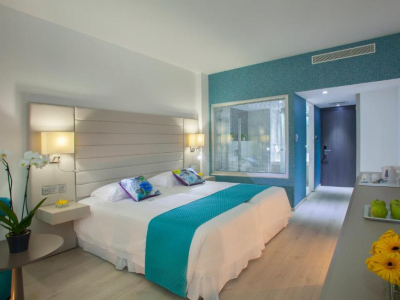 KING EVELTHON BEACH HOTEL