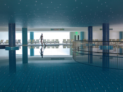 KING EVELTHON BEACH HOTEL