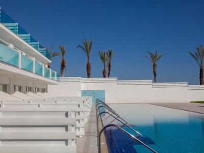  KING EVELTHON BEACH HOTEL