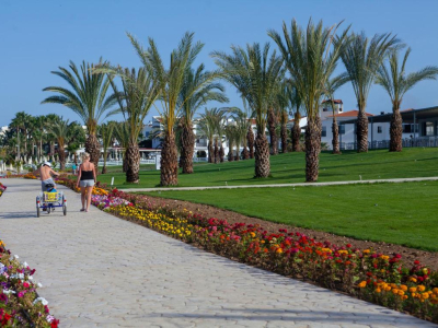KING EVELTHON BEACH HOTEL