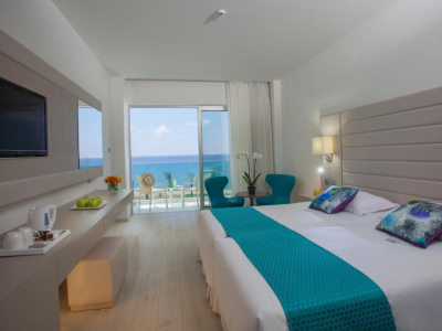 KING EVELTHON BEACH HOTEL