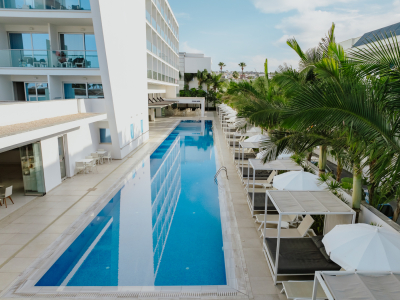  SEASONS HOTEL by DEC-70