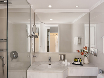  Standard room bathroom