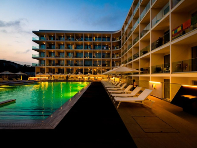  Hotel by night