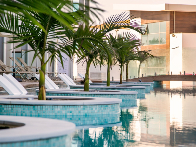  Swim up Room