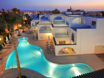  Hotel by night