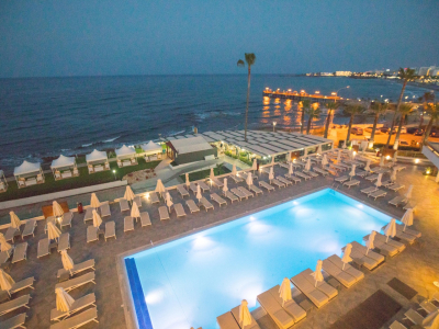  Pool and beach